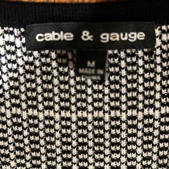 Cable & Gauge Women’s Knit Top Black/White SS V Neck Striped Stretch Size: M - Picture 4 of 5
